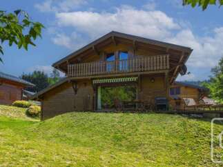 Discover this charming wooden chalet featuring a balcony and a spacious terrace.