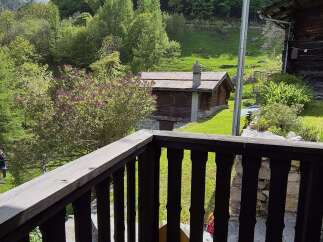 Escape to this charming chalet with breathtaking mountain views.