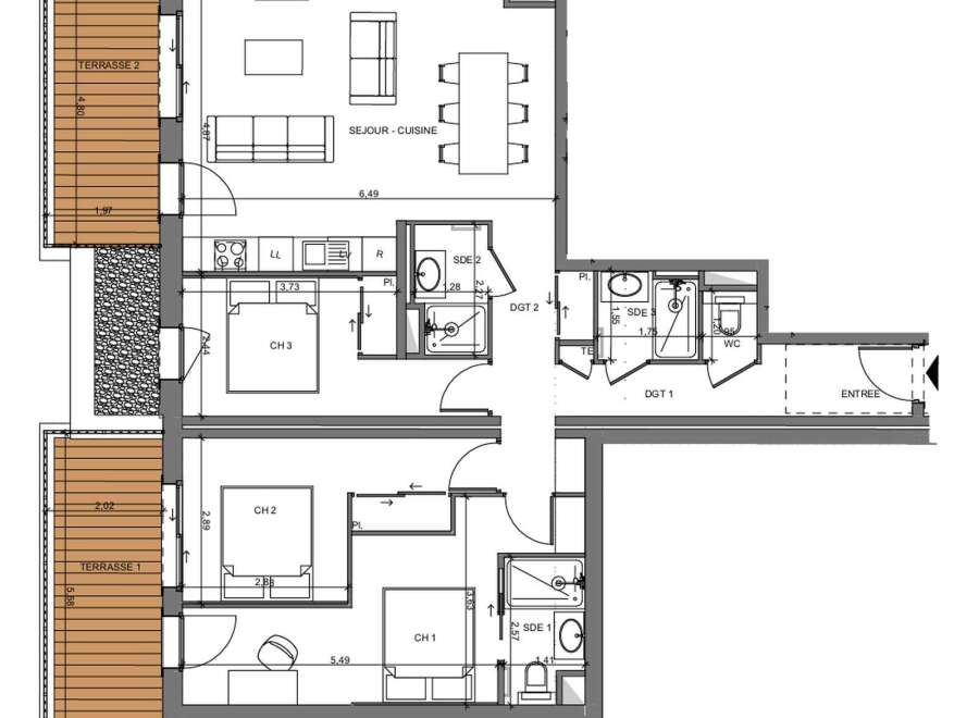 This floor plan showcases a well-designed apartment with three bedrooms (CH 1, CH 2, CH 3), offering ample living space.