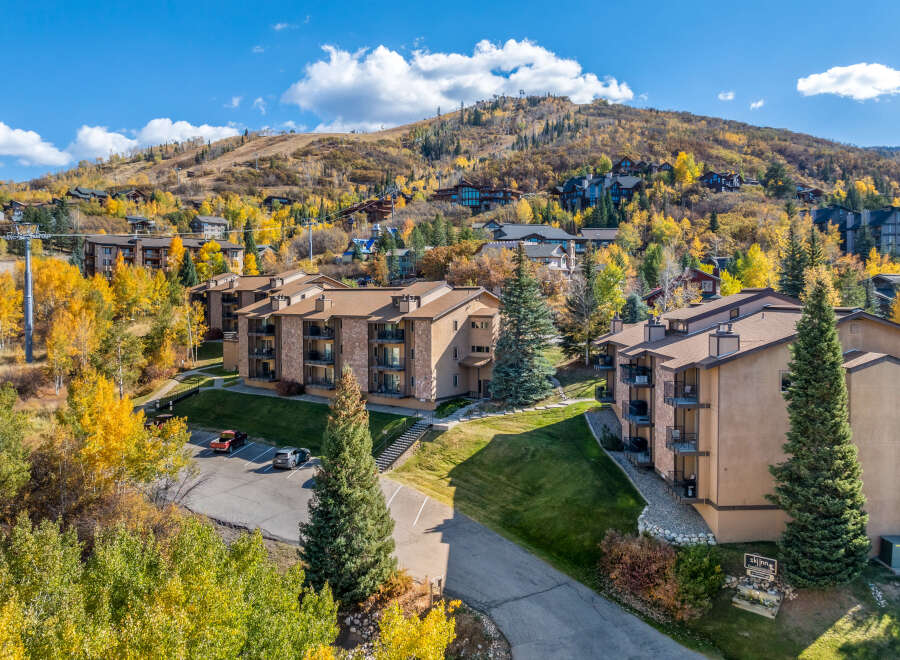Ski Inn Condominiums offer a prime location with stunning mountain views and easy access to ski lifts.