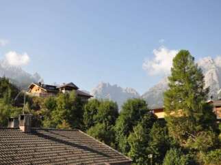 Discover mountain properties with breathtaking views! This charming home offers a serene escape surrounded by lush greenery and majestic mountains.