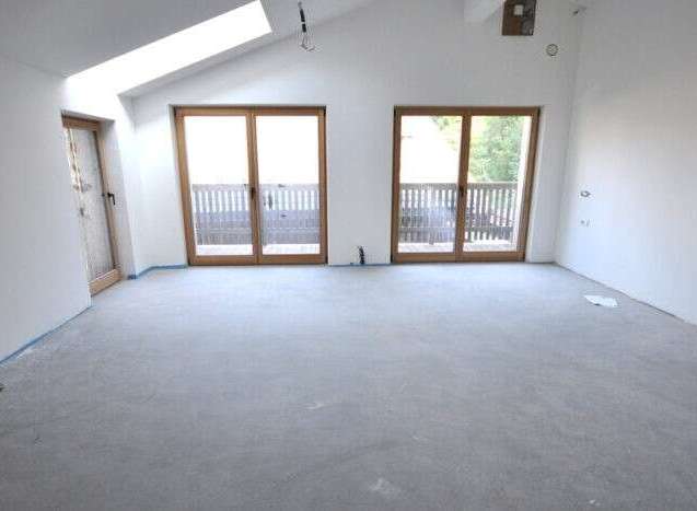 Discover the potential of this spacious, light-filled room, perfect for creating your dream living space.