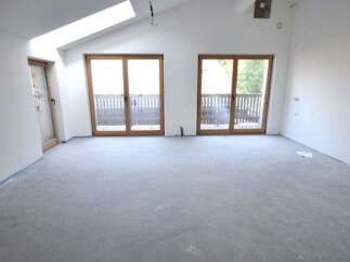 Discover the potential of this spacious, light-filled room, perfect for creating your dream living space.
