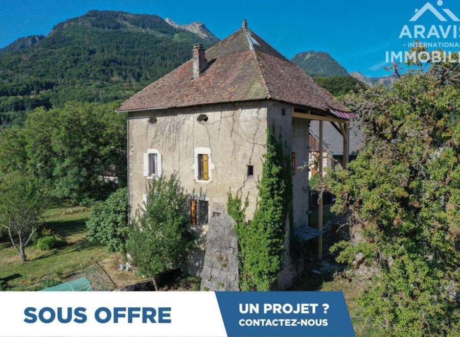 Discover this charming property nestled in a picturesque setting, perfect for those seeking tranquility and natural beauty.