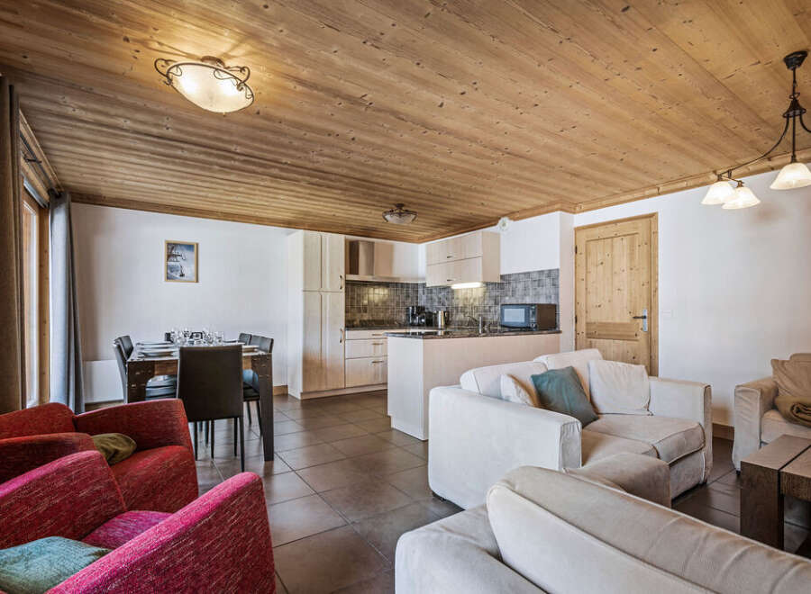 Discover this inviting living space, perfect for relaxation and entertaining.