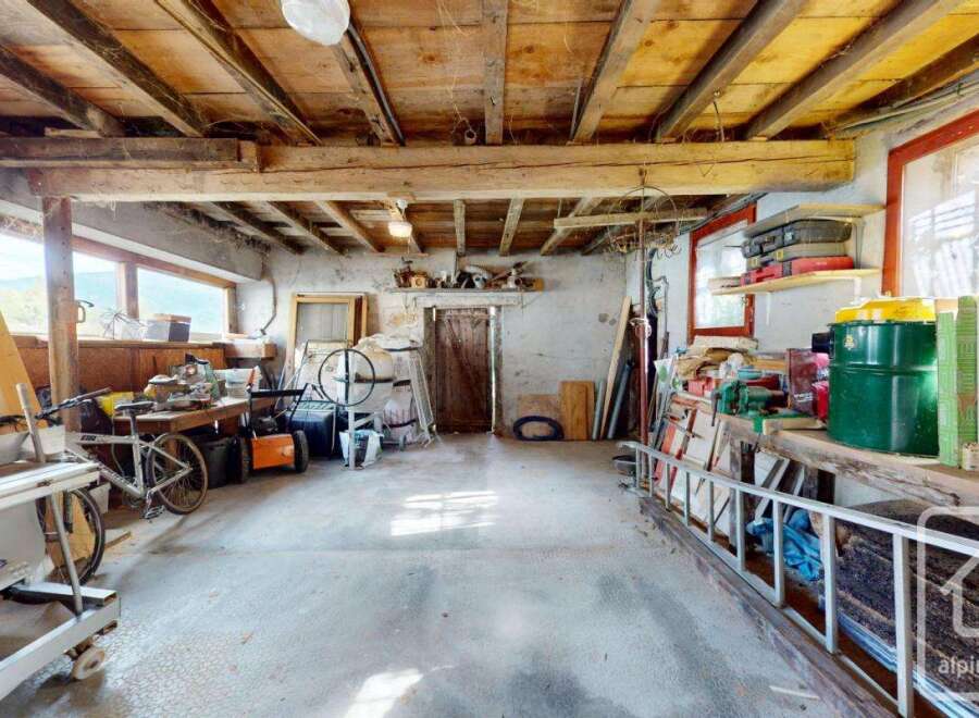 Discover the potential of this spacious storage room, perfect for conversion into a workshop or creative studio.