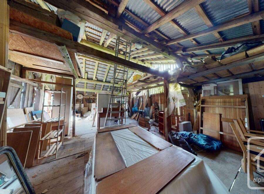 Discover the potential of this rustic property, perfect for a unique renovation project.