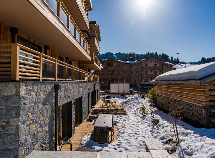 Discover the charm of this stunning property, featuring a modern design and exquisite architectural details.