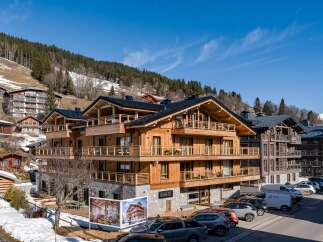 Discover the charm of this stunning wooden chalet, perfectly nestled in a picturesque mountain setting.