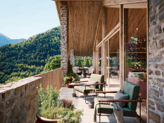 Discover a luxurious mountain retreat with breathtaking views.