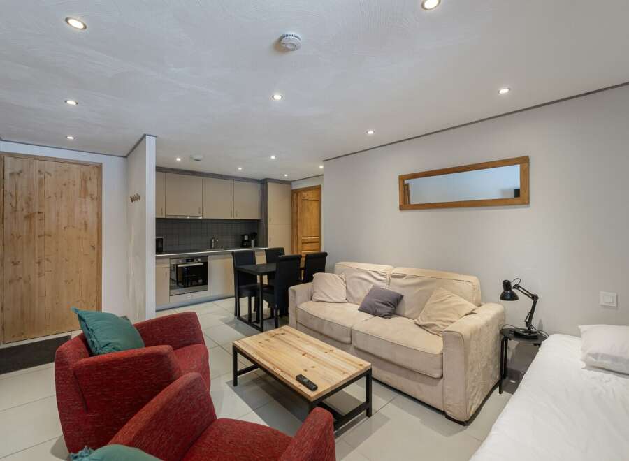 Discover this cozy apartment featuring a well-equipped kitchen, perfect for preparing meals.