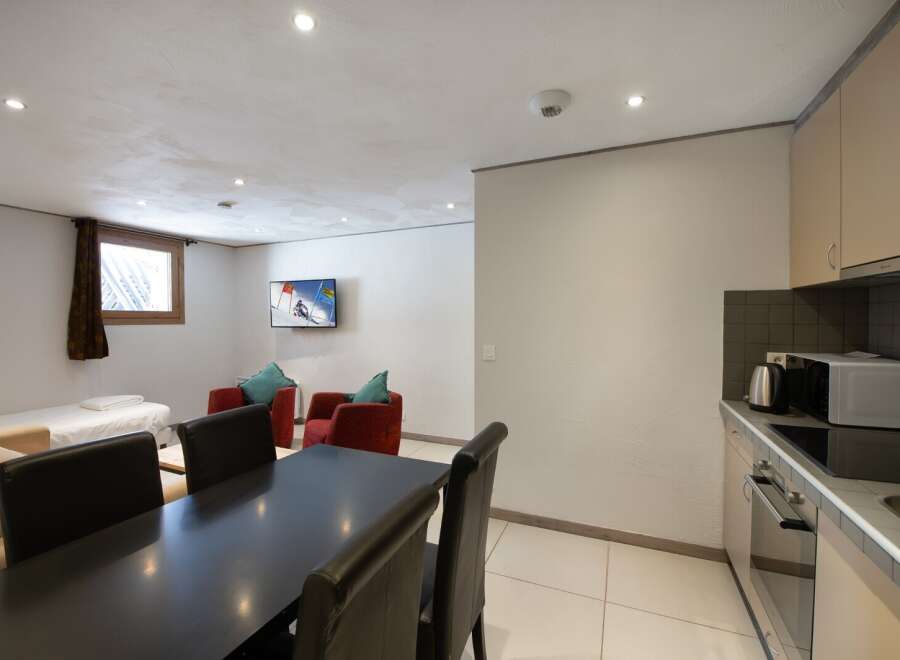 Discover this charming property featuring a well-equipped kitchen and a cozy living area.
