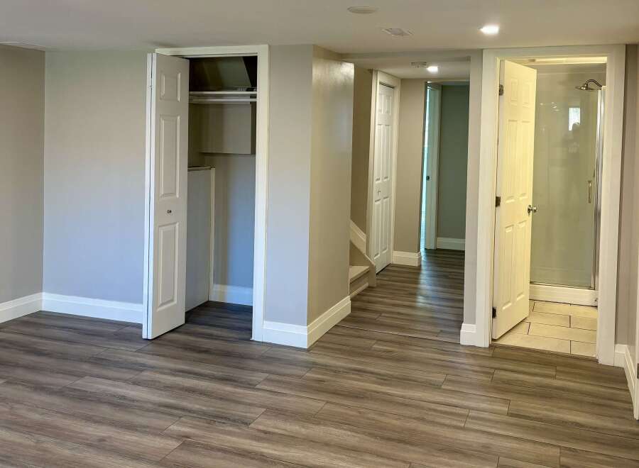 Step into this inviting space featuring a spacious layout and modern finishes.