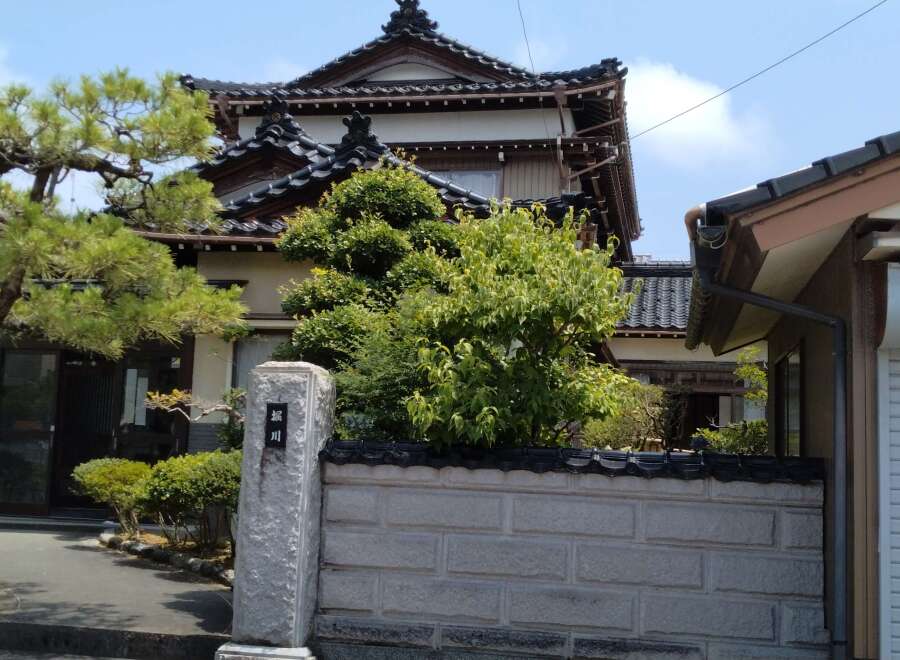 Discover the charm of this traditional Japanese property, featuring classic architecture and lush greenery.