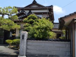Discover the charm of this traditional Japanese property, featuring classic architecture and lush greenery.