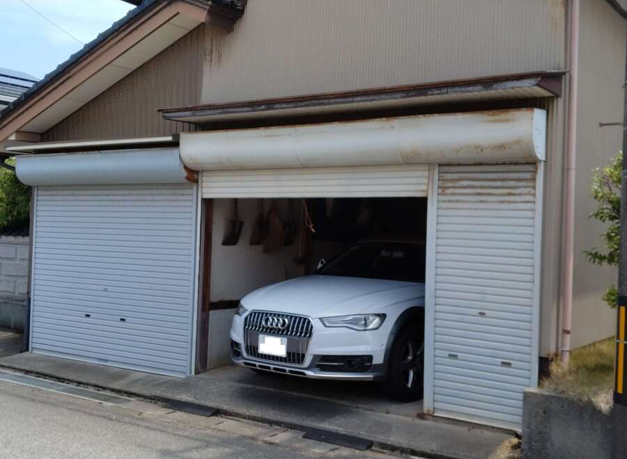 Discover this charming property featuring a convenient garage, perfect for protecting your vehicle.