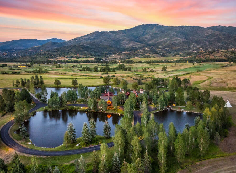 Experience luxury living in this stunning property nestled amidst breathtaking natural beauty.