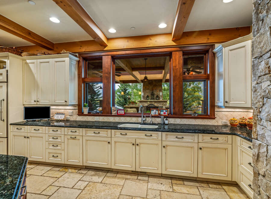 This stunning kitchen boasts a warm and inviting atmosphere, perfect for culinary creations and gatherings.