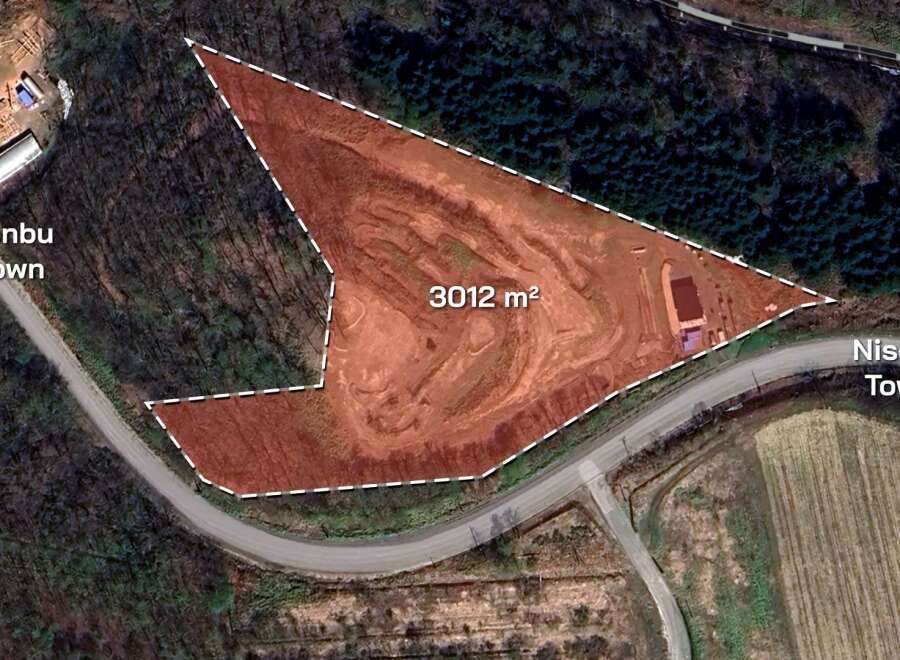 Discover a prime real estate opportunity in a desirable location.