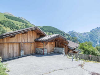 Discover the charm of this stunning wooden chalet nestled in the heart of the mountains.