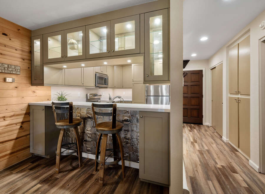 This stunning kitchen features a stylish bar area, perfect for entertaining guests.