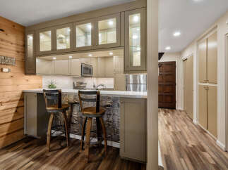 This stunning kitchen features a stylish bar area, perfect for entertaining guests.