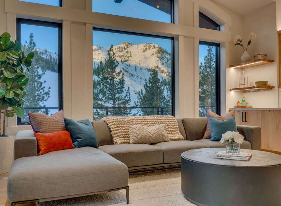 Experience luxury living with breathtaking mountain views in this stunning property.