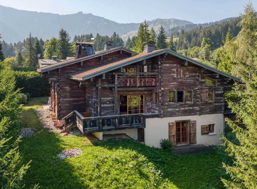 Nestled amidst the breathtaking mountain scenery, this stunning wooden chalet offers a perfect blend of rustic charm and modern comfort.