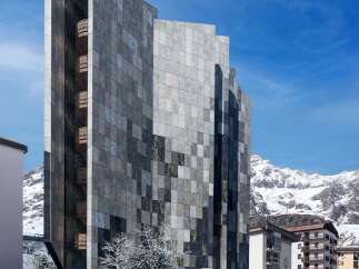 Discover modern luxury in this stunning architectural masterpiece.
