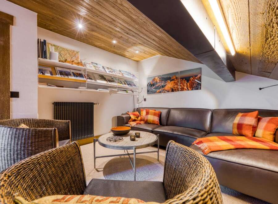 Experience the epitome of cozy living in this stunning property, featuring a beautifully designed living room.
