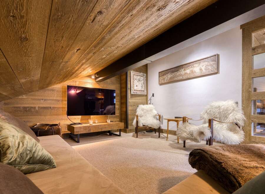 This cozy living space features a stunning wooden ceiling and walls, creating a warm and inviting atmosphere.