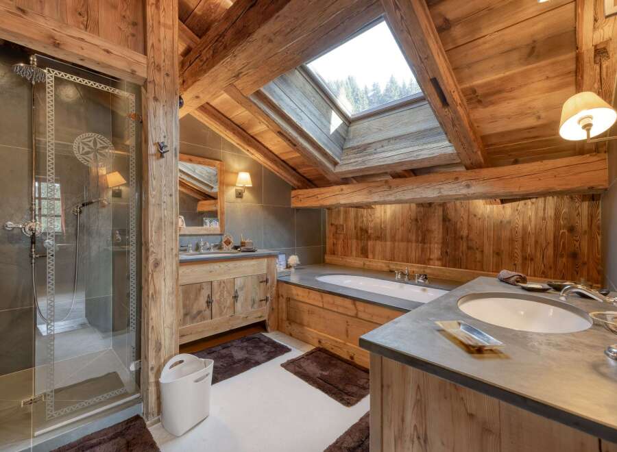 This luxurious bathroom boasts a rustic, yet elegant design, perfect for a relaxing retreat.