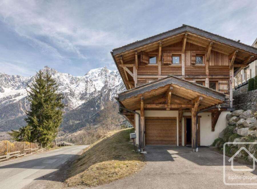 Discover the charm of this stunning wooden chalet nestled in the heart of the mountains.