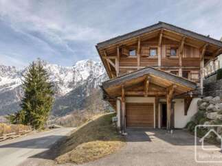 Discover the charm of this stunning wooden chalet nestled in the heart of the mountains.