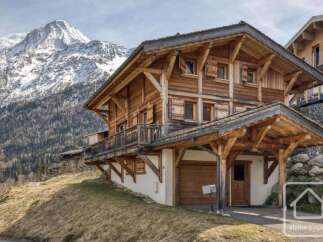 Discover the charm of this stunning wooden chalet nestled in the heart of the mountains.