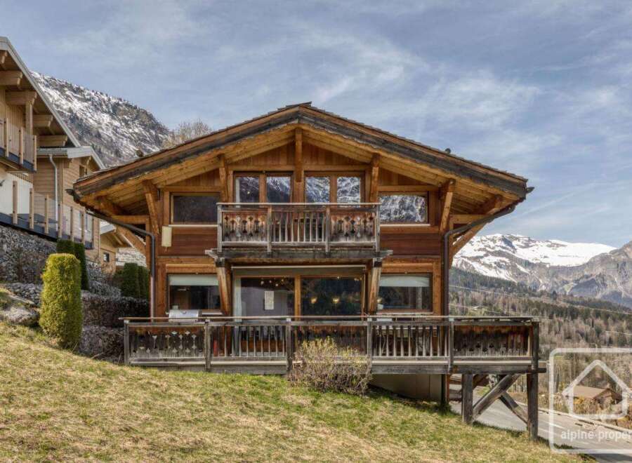 Discover the charm of this stunning wooden chalet nestled in the mountains.