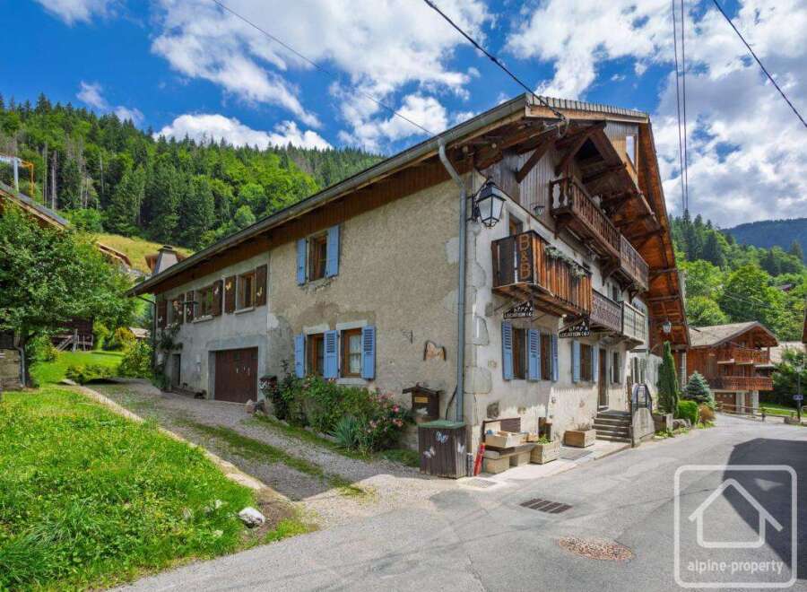Discover the charm of this stunning property, ideally situated in a picturesque location.