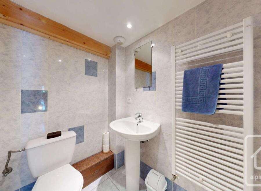 This charming bathroom features a clean and modern design, perfect for a comfortable living space.
