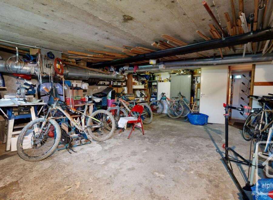 Discover this spacious property with ample storage space, perfect for a workshop or hobby area.
