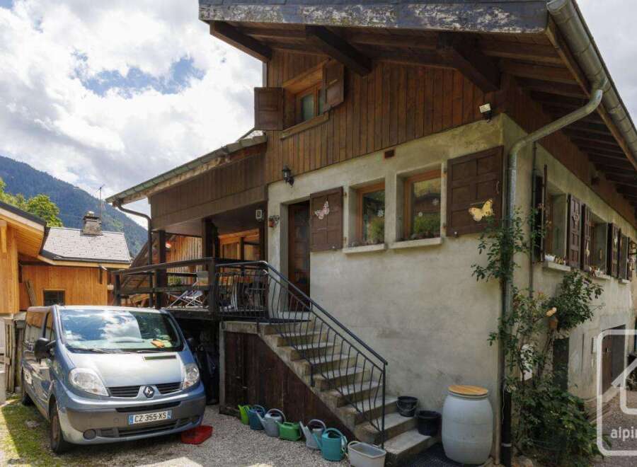 Discover this charming chalet nestled in a picturesque mountain setting.