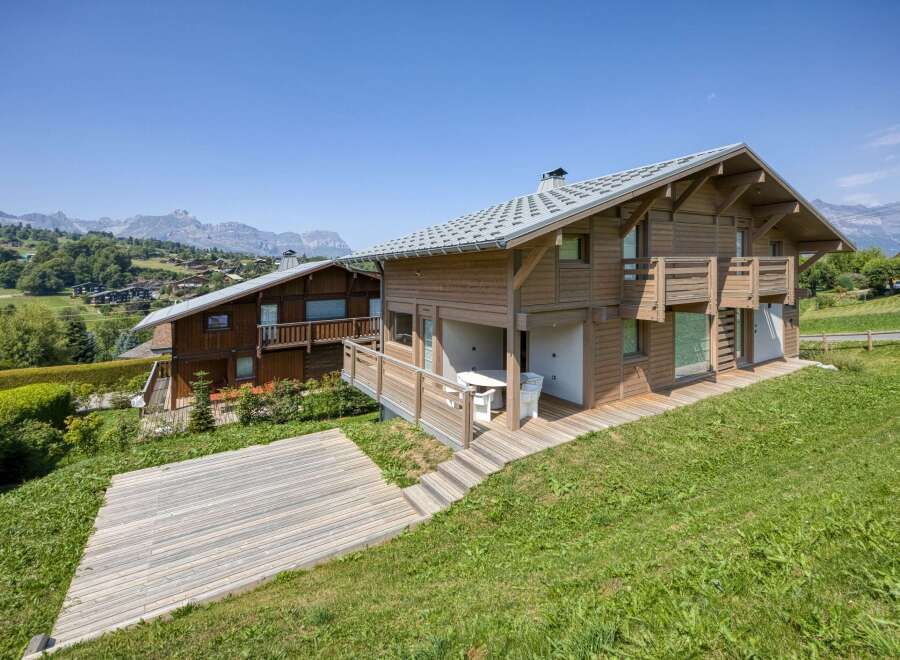 Discover a stunning chalet nestled in a picturesque mountain setting.