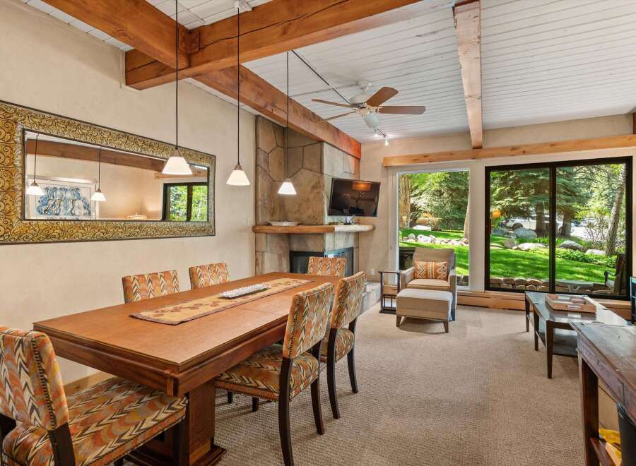 This stunning dining room features a beautiful wooden dining table and chairs, perfect for hosting gatherings.
