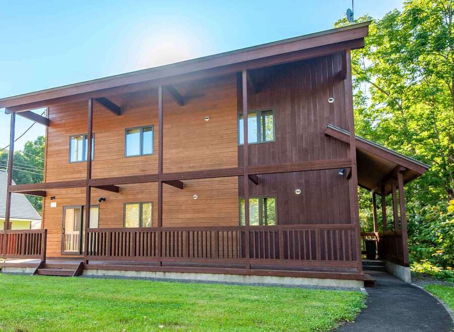 This stunning wooden house offers a blend of modern design and natural beauty.