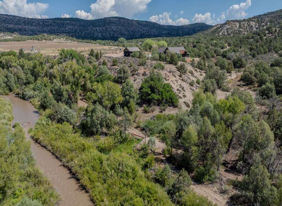 Discover your dream retreat in this stunning property, nestled in a picturesque landscape.