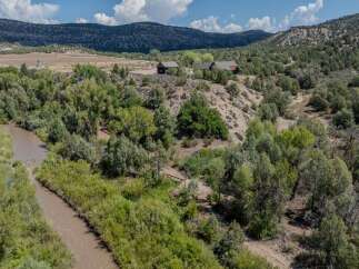 Discover your dream retreat in this stunning property, nestled in a picturesque landscape.