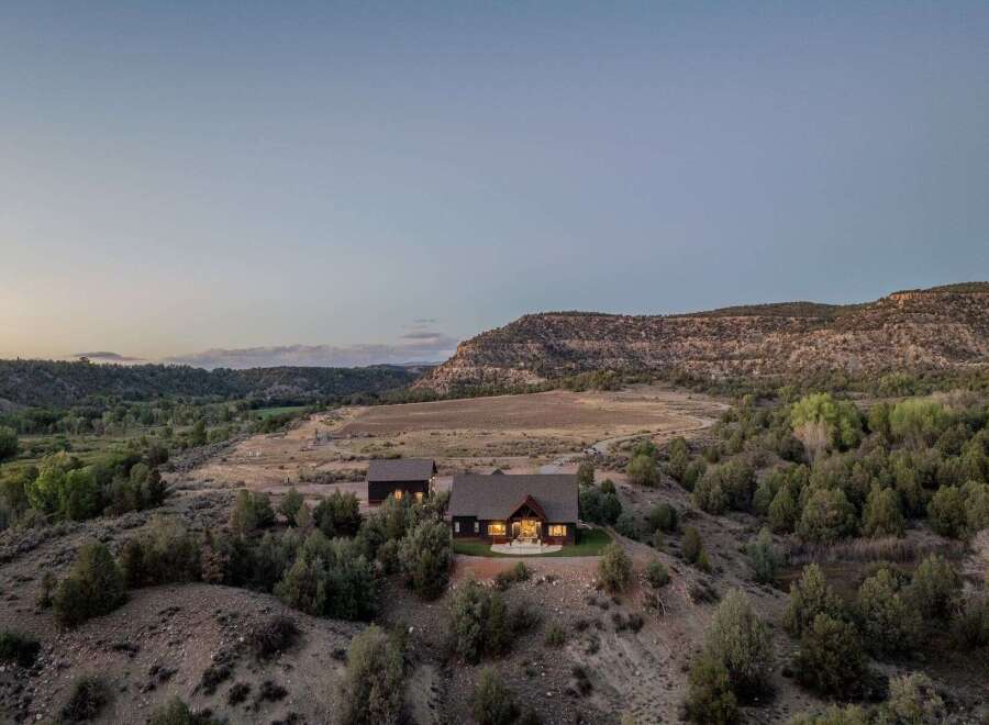 Discover your dream retreat in this stunning property, nestled in a serene natural landscape.