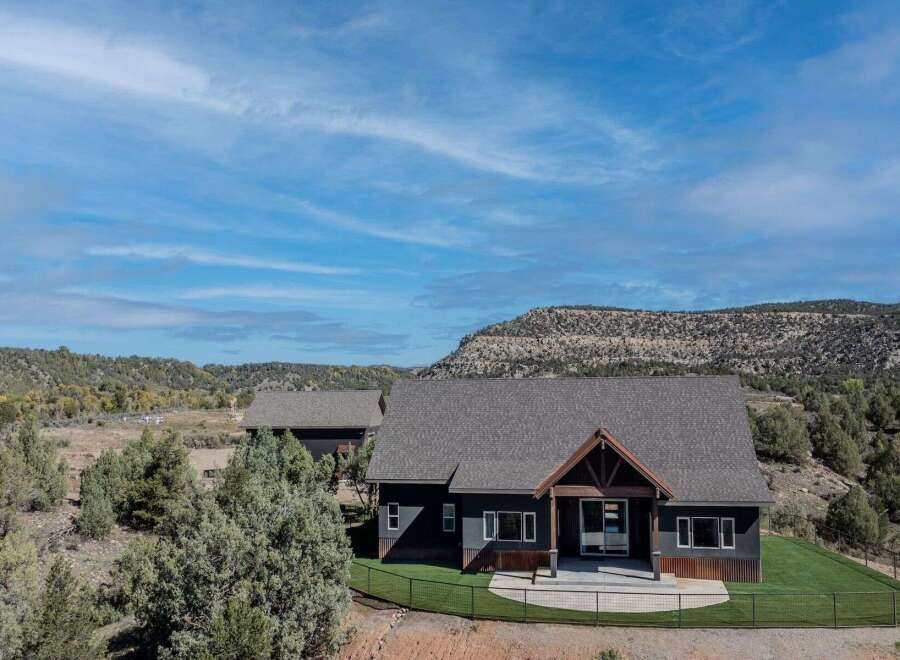 Discover your dream home in this stunning property! This beautiful house boasts a modern design with a spacious layout, perfect for comfortable living.
