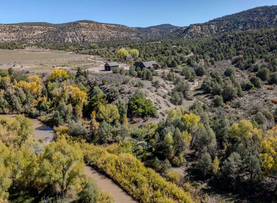 Discover your dream retreat in this stunning property nestled in a picturesque landscape.
