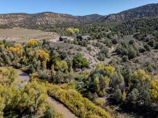 Discover your dream retreat in this stunning property nestled in a picturesque landscape.