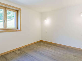 This bright and airy room features a large window that lets in plenty of natural light, creating a welcoming atmosphere.